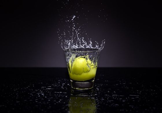 Čistá voda s citrónom