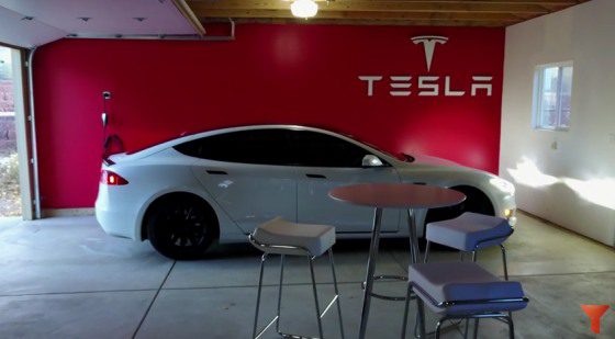 Tesla garáž a malý vlastný showroom