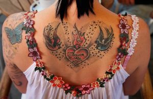 Tetovanie na chrbte, žena kombinácia so šatami