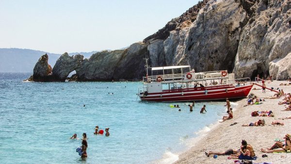 Grécko, ostrov Skiathos, pláž Lalaria a ochrana pláže pokutou