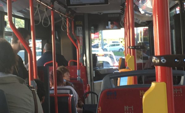 Vodič MHD a interiér autobusu v MHD