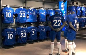 merch, darčekové predmety Chelsea londýn futbalový klub