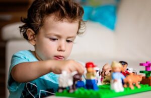 Dieťa hračky a lego