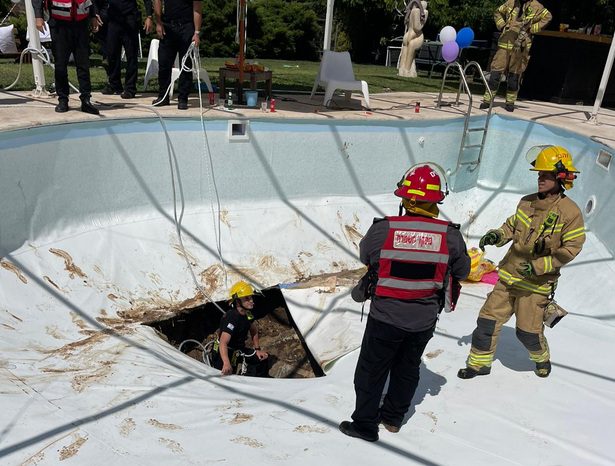 Izarelskí hasiči, potopený bazén