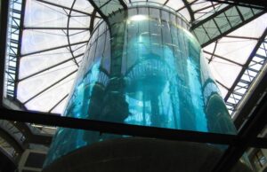 berlin cylindrické akvárium radison blu