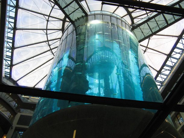 berlin cylindrické akvárium radison blu
