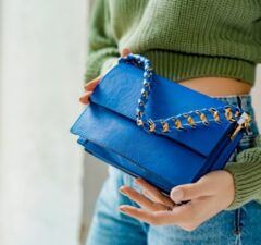 modrá kabelka móda