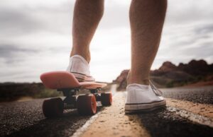skateboard súťaže a zjazd downhill
