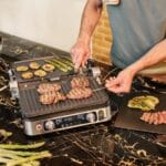 Večera z grilu bez záhrady, ohňa a čakania na leto