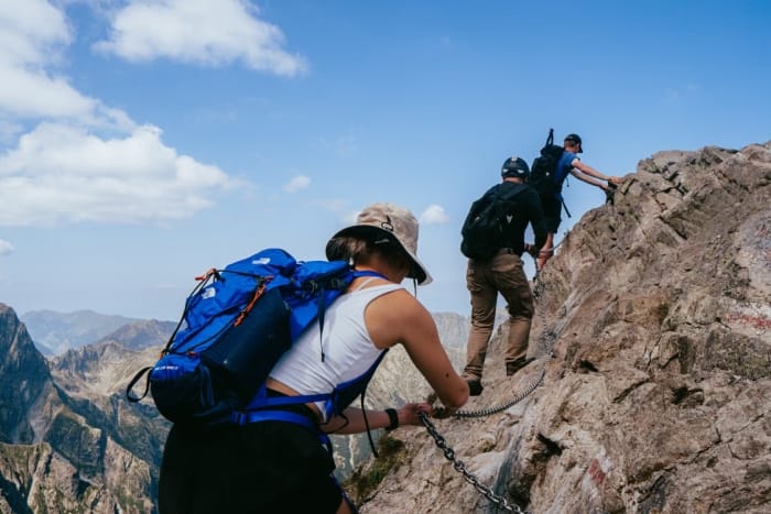 Ferrata, hororlezecký výlet, alebo aktívna dovolenka, ilustračná snímka v horách a silná kovová reťaz, foto: pexels
